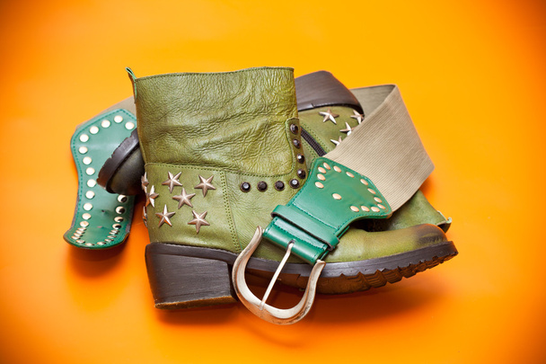 Модне взуття та пояс з пряжкою. ковбойський стиль
 - Фото, зображення