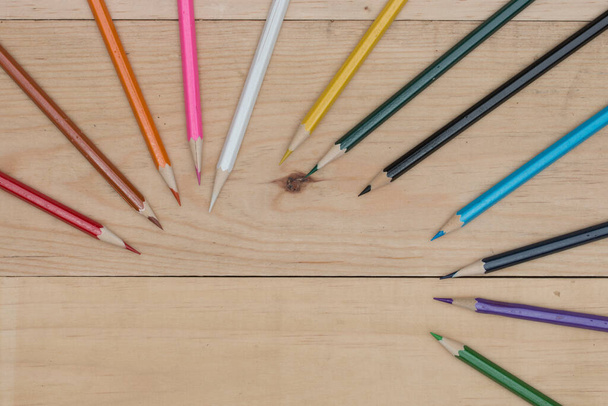 Bleistifte Farbe auf Holztisch. - Foto, Bild