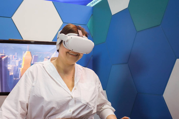 Short haired woman in virtual reality headset. - Zdjęcie, obraz