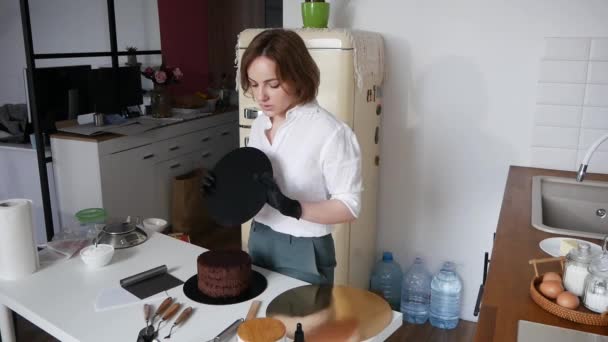 Food Blogger Kobieta mówi o tym, jak zrobić ciasto do kamery - Materiał filmowy, wideo