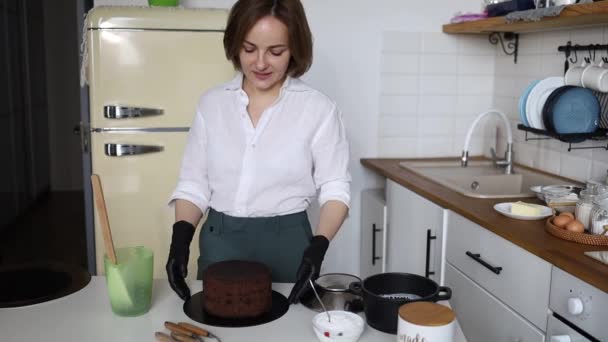 Food Blogger Kobieta mówi o tym, jak zrobić ciasto czekoladowe do kamery - Materiał filmowy, wideo