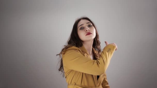 Retrato isolado de mulher zangada ameaçando com o polegar na garganta em câmera lenta - Filmagem, Vídeo