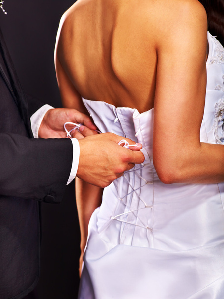 Sposa cercando su abito da sposa
. - Foto, immagini