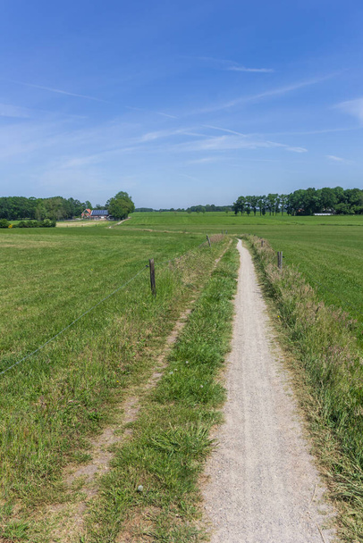 Kavicsos kerékpárút a hollandiai Ootmarsum közelében - Fotó, kép