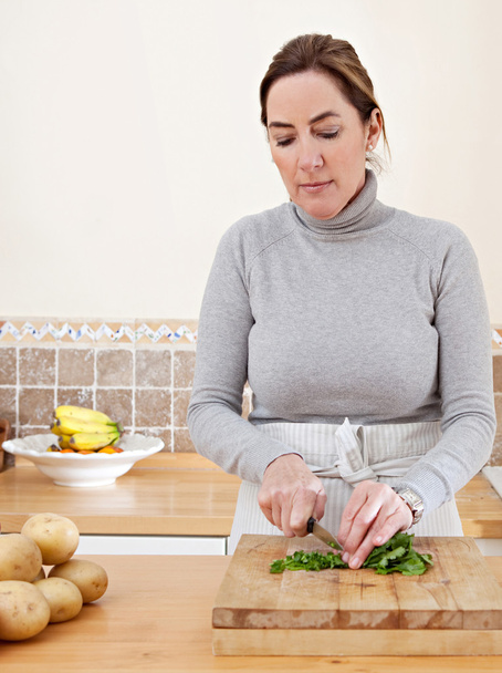 Mujer cocinar verduras
 - Foto, imagen