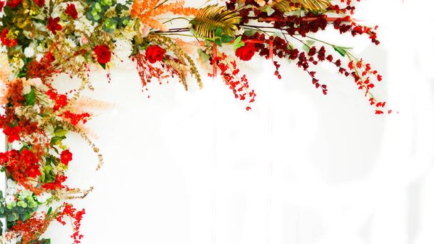 красочные цветы и листья на белом фоне  - Фото, изображение