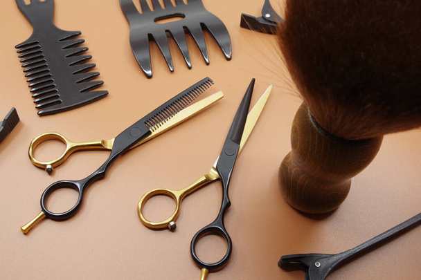 Profesionální kadeřnické nástroje izolované na hnědém pozadí. Nůžky na vlasy, hřeben a sponky do vlasů. - Fotografie, Obrázek