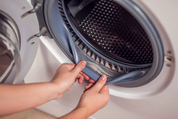 Máquina de lavar mofo sujo selagem de borracha e tambor de perto. Molde, sujeira, calcário na máquina de lavar roupa. Eletrodomésticos manutenção periódica. - Foto, Imagem
