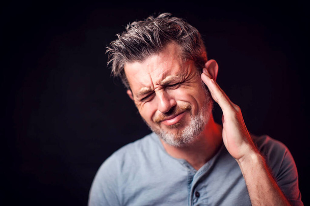 Ο άνθρωπος αισθάνεται πόνο στο αυτί. Άνθρωποι, υγειονομική περίθαλψη και ιατρική έννοια - Φωτογραφία, εικόνα