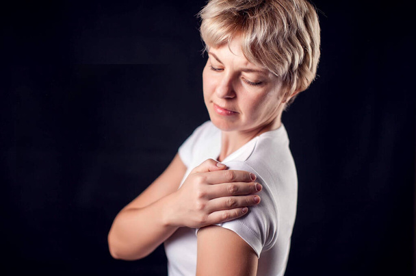 Žena cítí bolest v rameni. Koncepce lidí, zdravotní péče a medicíny - Fotografie, Obrázek