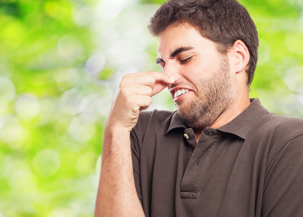 νεαρός άνδρας Μυρίζοντας ομάδα - Φωτογραφία, εικόνα