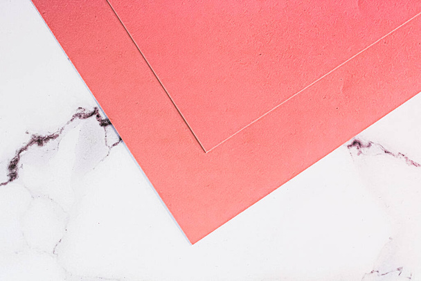 Розовый A4 бумаги на белом мраморном фоне, как офисные канцтовары плоский, роскошный брендинг и дизайн фирменной идентичности для макета - Фото, изображение