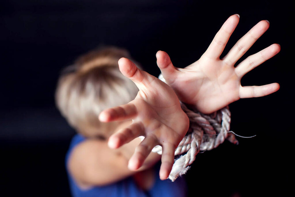 Elleri bağlı bir kadın. Kadın şiddeti kavramı - Fotoğraf, Görsel