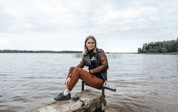 jeune femme près de la rivière horizon automne plan d'eau de cuir aquatique j - Photo, image