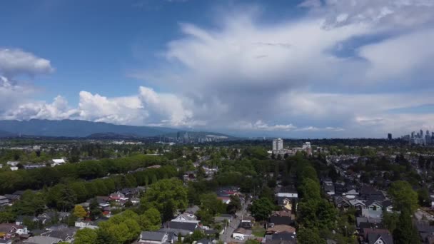 美しい雲と晴れた日にバンクーバーの緑の住宅街を飛ぶ - 映像、動画