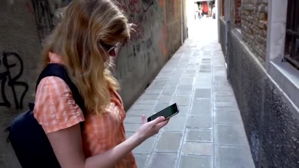 Europa. Italien. Venedig. Ein junges Mädchen verirrte sich und fand ihren Weg durch gps - Filmmaterial, Video