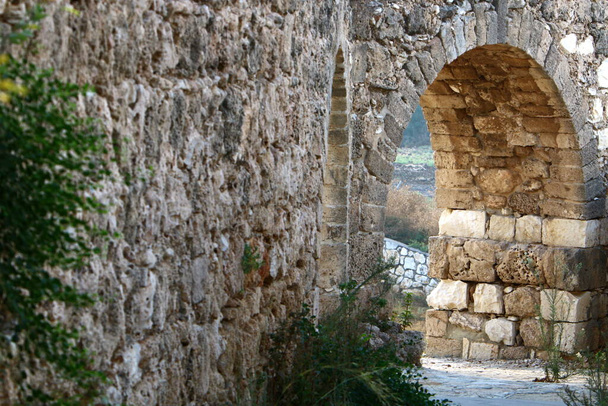 Um aqueduto antigo que tem 200 anos de idade forneceu água das nascentes de Qabri em Akko, oeste da Galiléia, Israel.  - Foto, Imagem