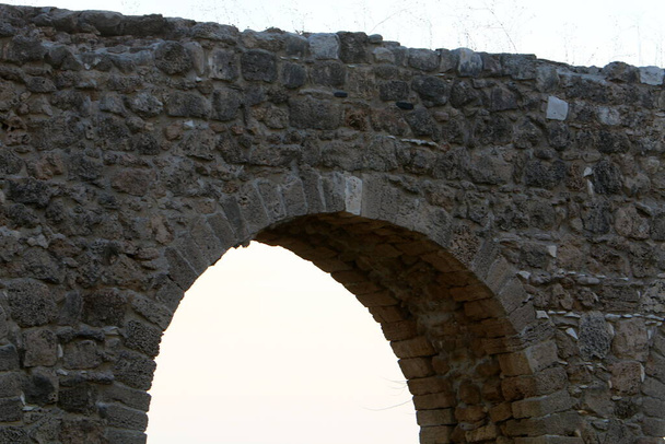 Starożytny akwedukt liczący 200 lat dostarczał wodę ze źródeł Qabri w Akko, w zachodniej Galilei, w Izraelu..  - Zdjęcie, obraz
