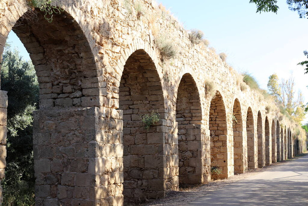 Um aqueduto antigo que tem 200 anos de idade forneceu água das nascentes de Qabri em Akko, oeste da Galiléia, Israel.  - Foto, Imagem