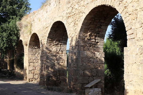 Een oud aquaduct dat 200 jaar oud is, leverde water uit de Qabri bronnen in Akko, West Galilea, Israël..  - Foto, afbeelding