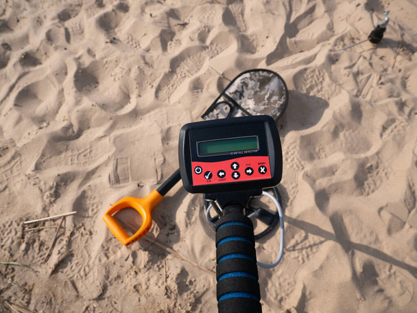 lose-up Metaaldetector op een zandgrond op een zonnige dag. - Foto, afbeelding