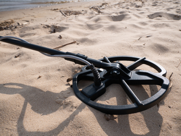 металлодетектор на песчаной почве в солнечный день. - Фото, изображение