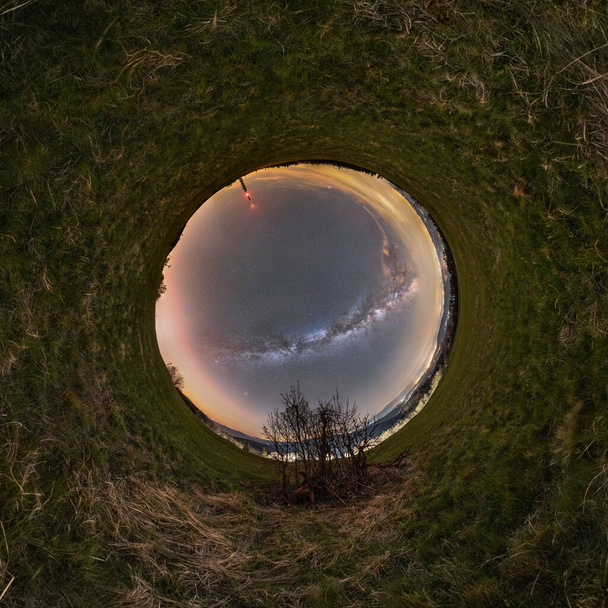 Yötaivaan 360 asteen panoraama näyttää Linnunradan sijainnin toukokuussa  - Valokuva, kuva