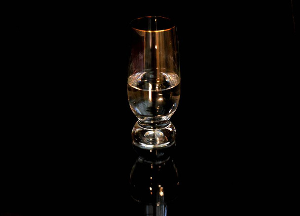 a glass of water on a dark background - Foto, afbeelding