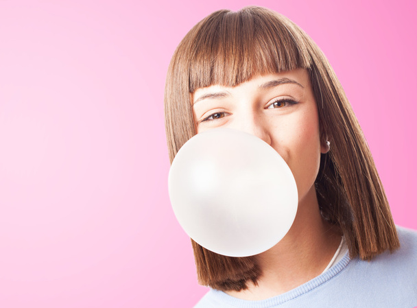 meisje doen met kauwgom - Foto, afbeelding