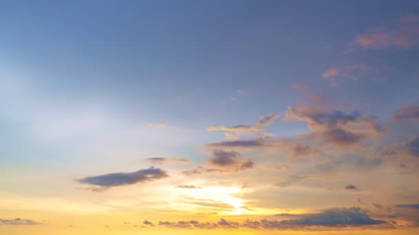 Nuages colorés épiques nuages tropicaux au coucher du soleil ou au lever du soleil Incroyable lumière nuages dramatiques dans la nature Paysage, Beau fond de ciel Timelapse Images 4K de haute qualité - Séquence, vidéo