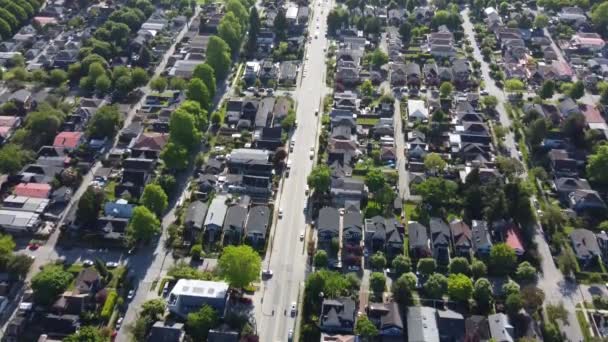 Letecký pohled na obytnou čtvrť ve Vancouveru a dálnici mezi - Záběry, video