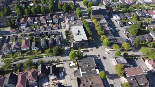 Vista aérea de encrucijadas, cafeterías y pequeñas casas en Canadá en un día soleado - Metraje, vídeo