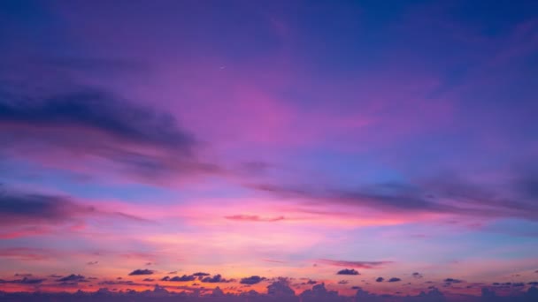 Nuvens coloridas épicas nuvens tropicais ao pôr do sol ou ao nascer do sol Nuvens dramáticas de luz incrível na natureza Paisagem, belo fundo do céu Timelapse Imagens de alta qualidade 4K - Filmagem, Vídeo