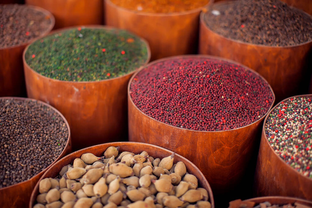 Színes különböző fűszerek és fűszerek kosarak a fűszerek piacán Egyiptomban - Fotó, kép