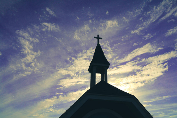 iglesia religiosa celestial campanario capilla en silueta contra un azul azul cielo nuboso púrpura - Foto, Imagen