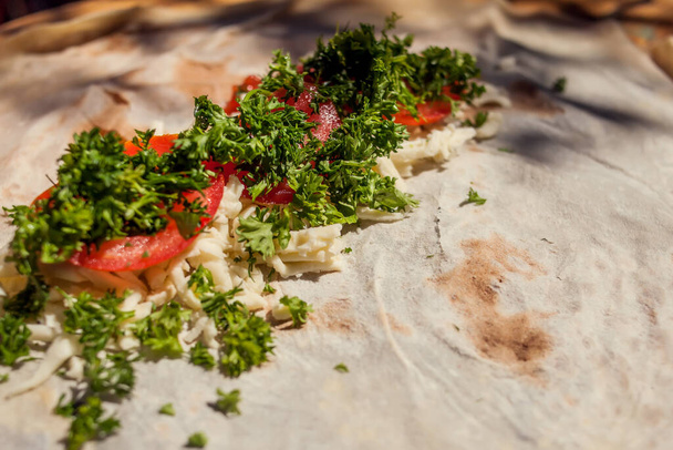Eine Pita mit Gemüse. Kochvorgang von Sandwich - Foto, Bild
