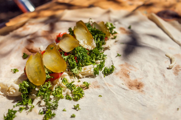 Eine Pita mit Gemüse. Kochvorgang von Sandwich - Foto, Bild