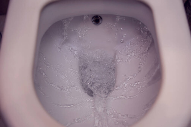 Ξεπλύνετε την τουαλέτα στο μπάνιο ή Restroom.Flush λευκό. έννοια: είδη υγιεινής, να καθαρίσει και να πλύνετε. - Φωτογραφία, εικόνα