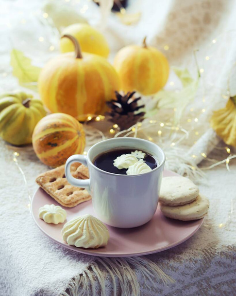 Una tazza di caffè con meringhe, biscotti, zucche, foglie su un plaid caldo, illuminazione, il concetto di comfort domestico, relax, solitudine, Ringraziamento, autunno, ottobre  - Foto, immagini