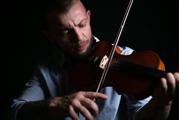férfi hegedűművész mesterien hegedül - Fotó, kép