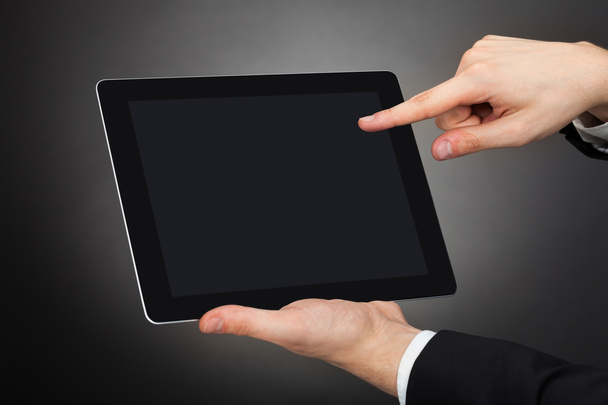 Бизнесмен с цифровым планшетным экраном
 - Фото, изображение