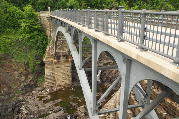 Μεταλλική γέφυρα πάνω από το New Croton Reservoir, στο Croton Gorge Park, Croton-on-Hudson, Νέα Υόρκη, ΗΠΑ - 22 Μαΐου 2021 - Φωτογραφία, εικόνα