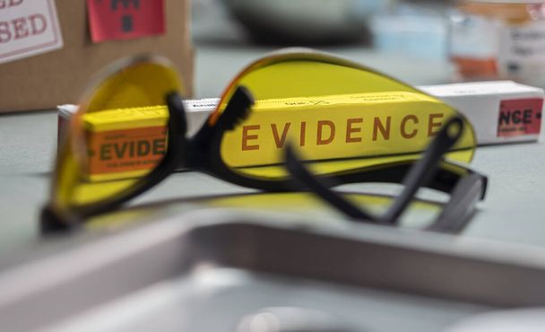 Gafas UV para criminología en registros policiales, imagen conceptual - Foto, imagen