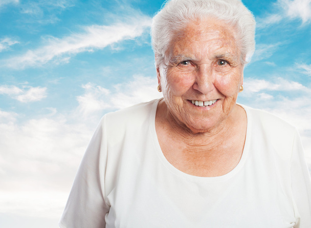 Ältere Frau lächelt - Foto, Bild
