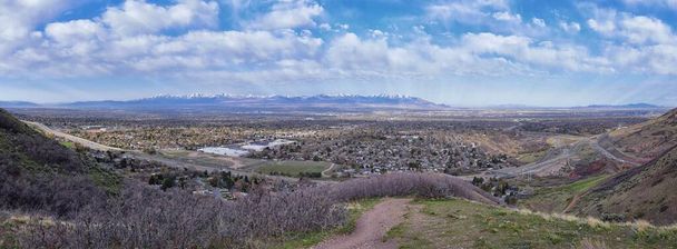 Blick auf die Landschaft der Rocky Mountains vom Grandeur Peak Wanderweg, Bonneville Shoreline Pipe Line Overlook Rattlesnake Gulch Trail, Wasatch Front, bei Salt Lake City, Utah. Vereinigte Staaten. USA - Foto, Bild