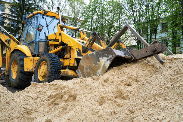tracteur ou bulldozer travaille avec un tas de sable pour la construction - Photo, image
