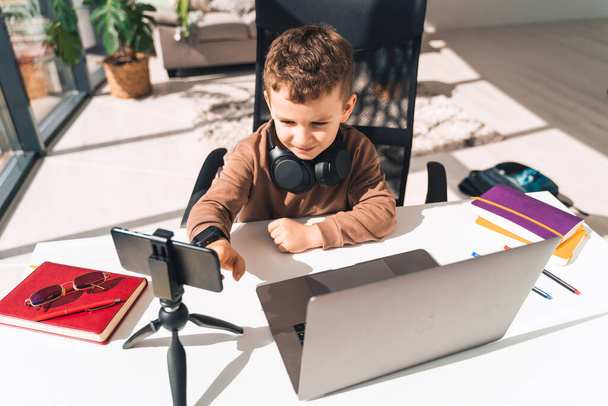 Junge lernt online am Laptop - Foto, Bild