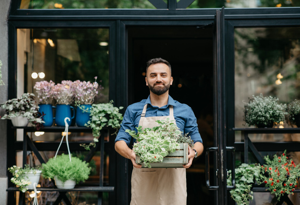 Kleine ondernemer werkt in bloemenwinkel en klantenservice - Foto, afbeelding