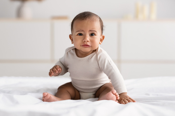 悲しいアフリカ系アメリカ人の赤ちゃんの肖像 - 写真・画像