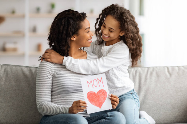 Feliz chica negra abrazando a su mamá, concepto del Día de las Madres - Foto, imagen